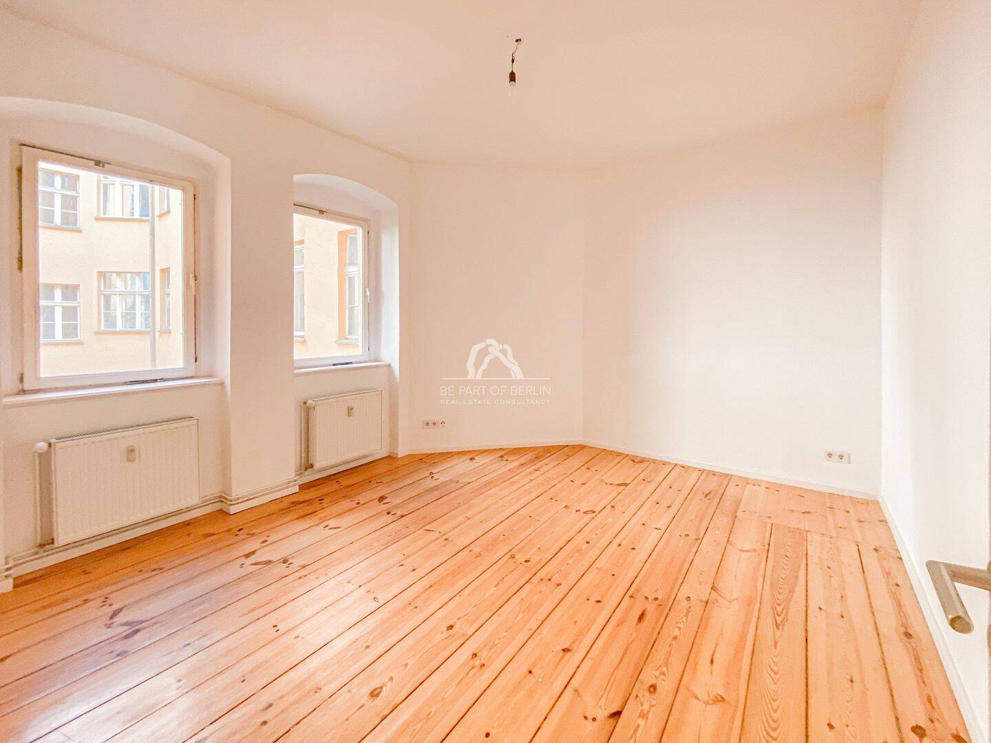 SCHMUCKE ALTBAUWOHNUNG IN EINEM TOP-ZUSTAND! RUHIG GELEGEN UND PERFEKT GESCHNITTEN! PROVISIONSFREI! – Berlin – Bild 1 von 9