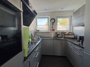 Freistehendes Zweifamilienhaus mit Garten und Garage - tolles Zuhause mit vielfältigen Möglichkeiten – 60388 Frankfurt am Main – Vorschaubild 3