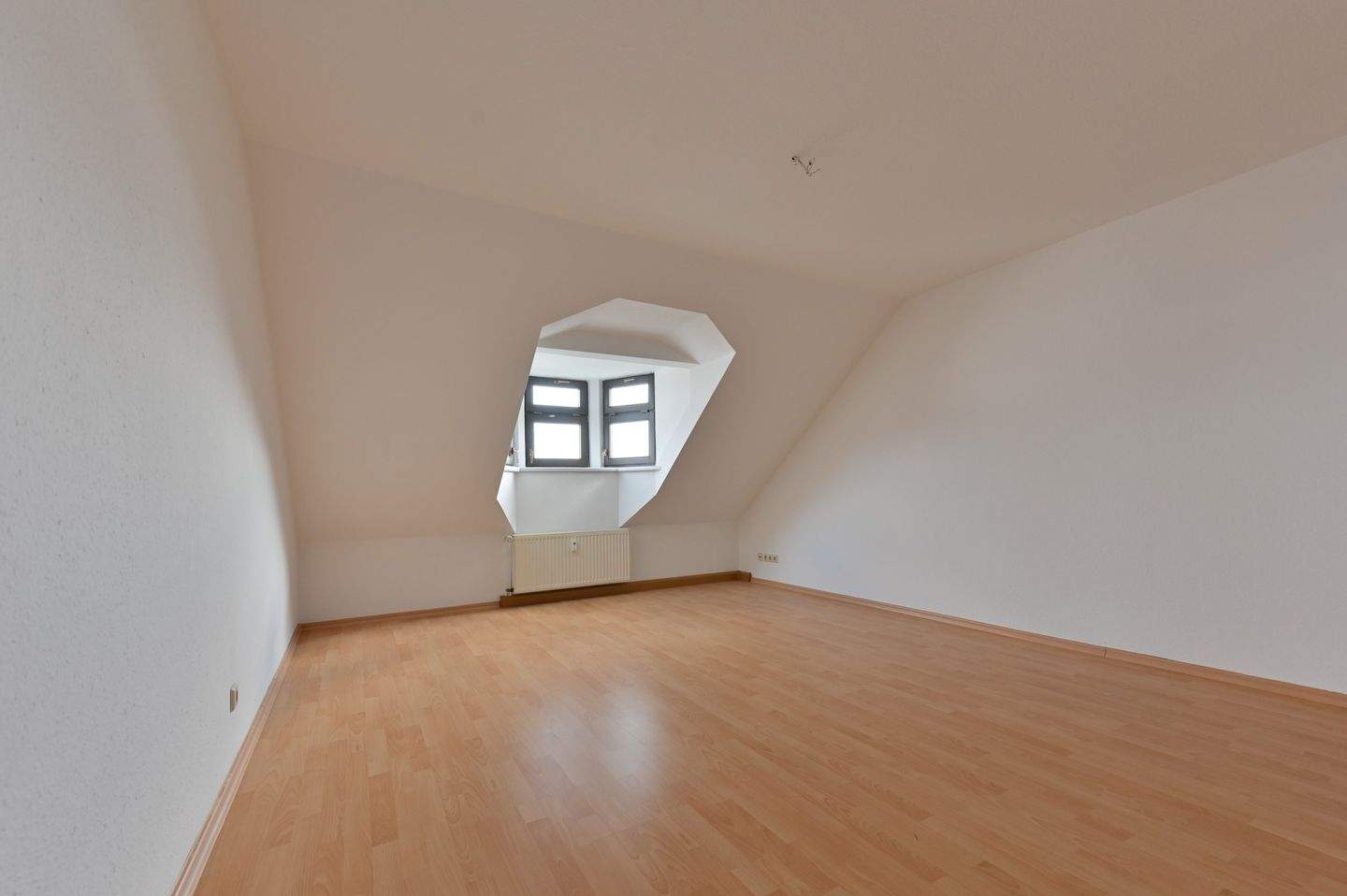 Besondere Dachgeschosswohnung in Chemnitz mit Balkon und toller, heller Küche zu vermieten – Chemnitz – Vorschaubild 7