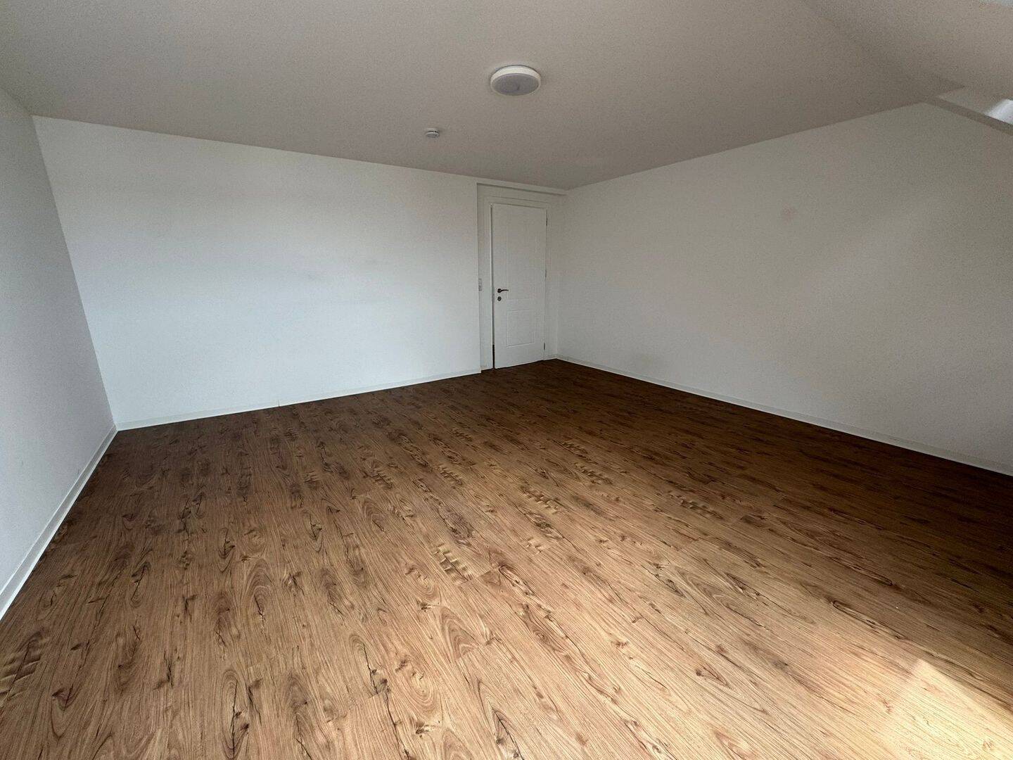 Moderne 3-Zimmer-Dachgeschosswohnung mit EBK – Chemnitz – Vorschaubild 4
