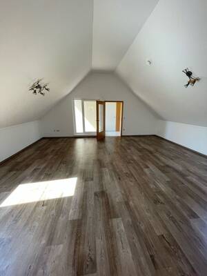Große 2-Raum-Wohnung im Dachgeschoss mit Balkon und Tiefgaragenstellplatz Nähe Eisenach – 99848 Wutha-Farnroda – Vorschaubild 4