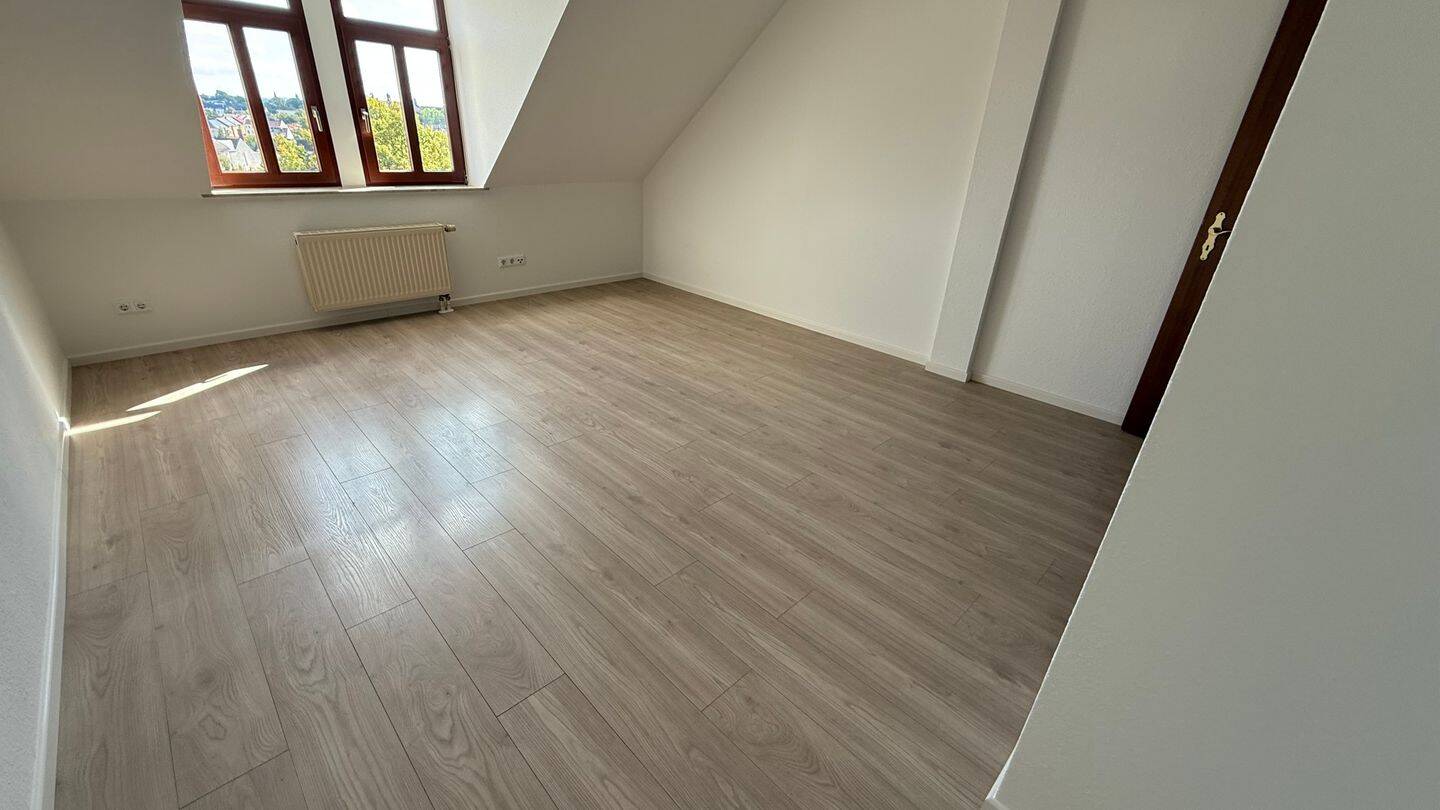 Gemütliche Whg. mit Dachschrägen - NEUES Laminat u.v.m. – Chemnitz – Vorschaubild 4