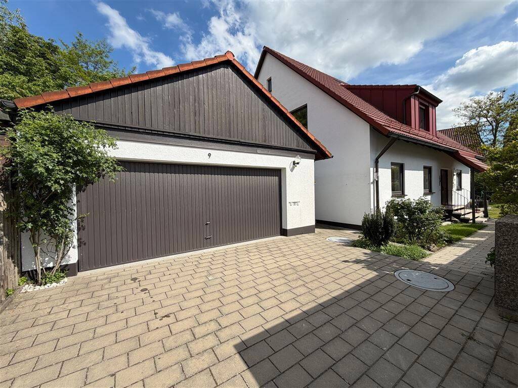 Gepflegtes freistehendes Zweifamilienhaus mit Wintergarten, Doppelgarage und wunderschönem Garten in Fürth