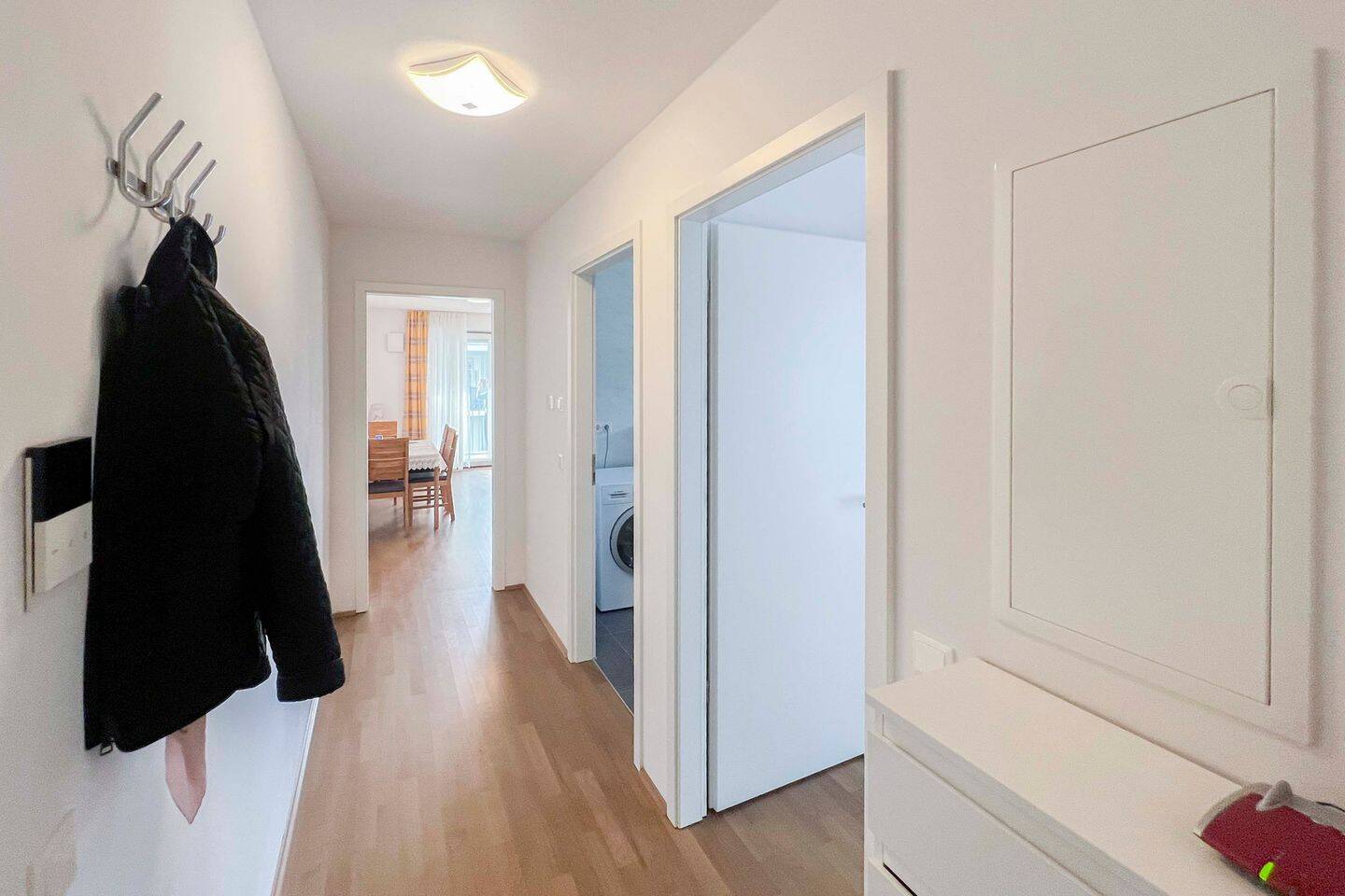 Sofort bezugsfrei: Neuwertige 2-Zimmer-Wohnung mit überdachtem Balkon inkl. Garagenstellplatz! – München – Vorschaubild 2