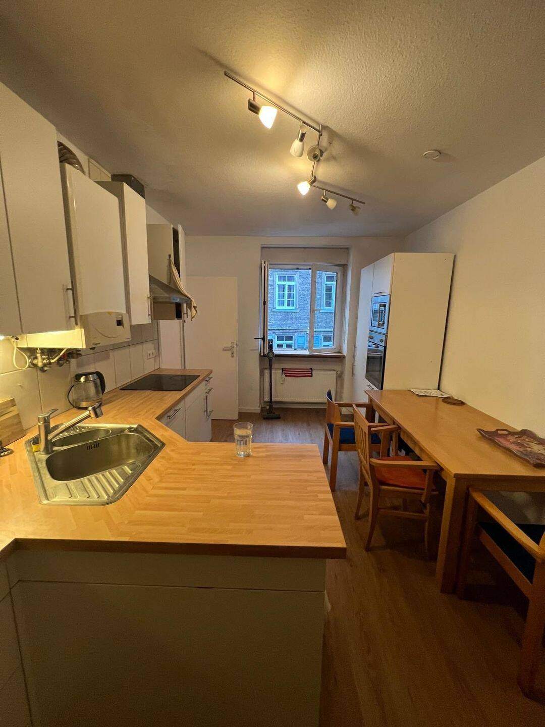 Helles 12m2 Zimmer in zentraler 4er-WG. ab 01.08 – Karlsruhe – Vorschaubild 2