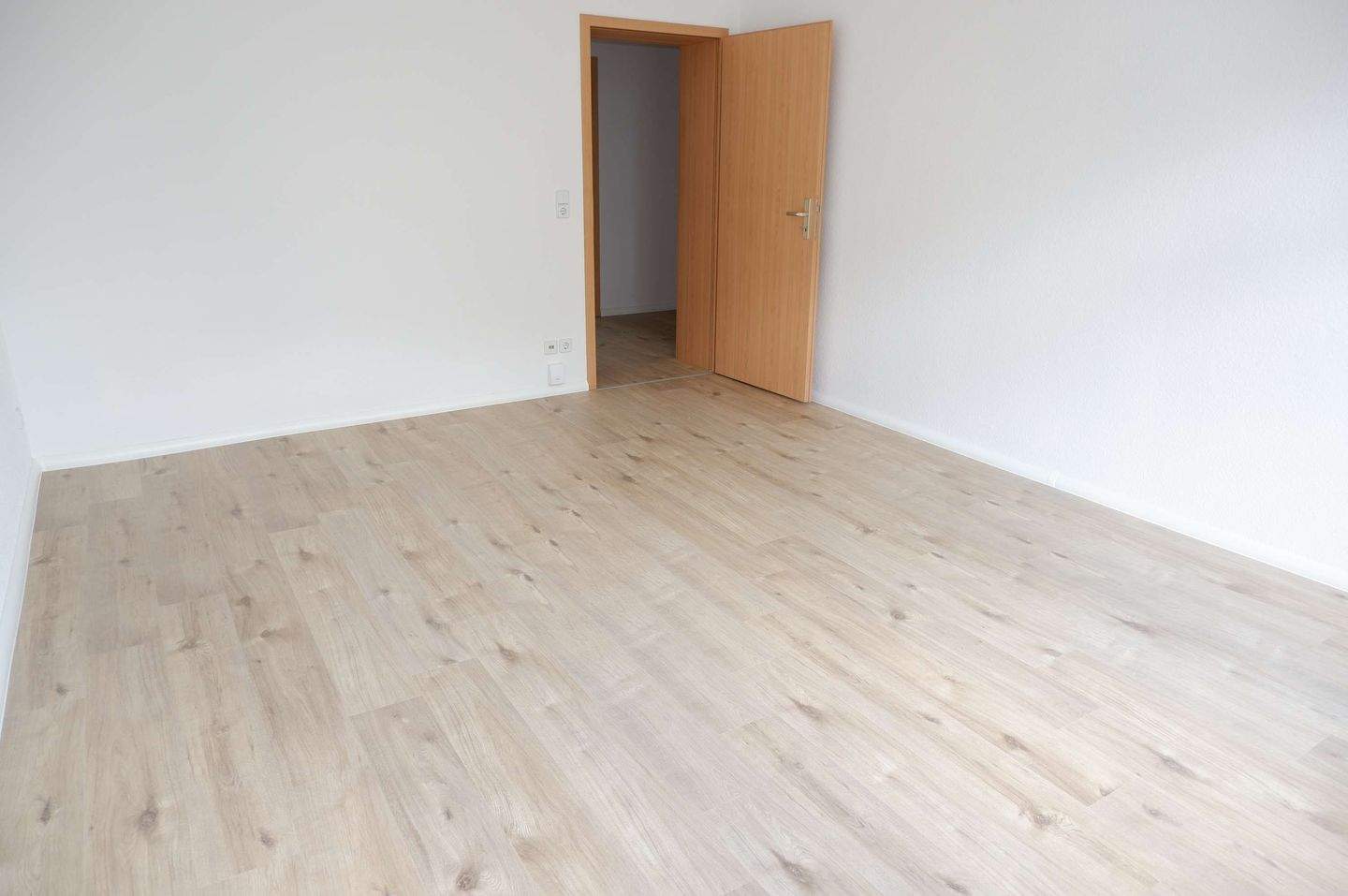 Modernes Laminat - Bad mit Fenster - West Balkon - 1. OG ! – Chemnitz – Vorschaubild 3