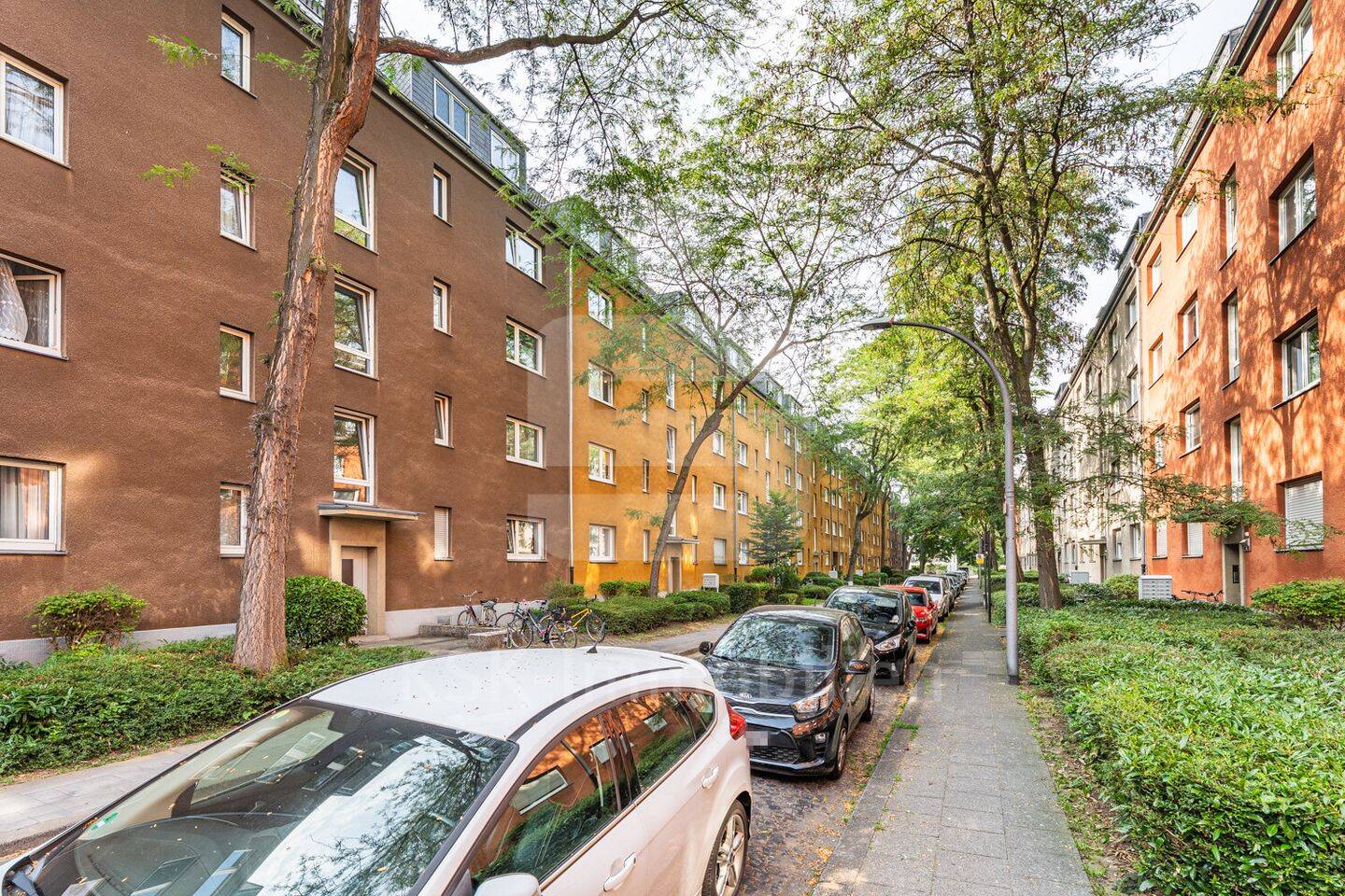 Bezugsfreie und lichtdurchflutete Dachgeschosswohnung in ruhiger Lage. – Köln – Vorschaubild 2