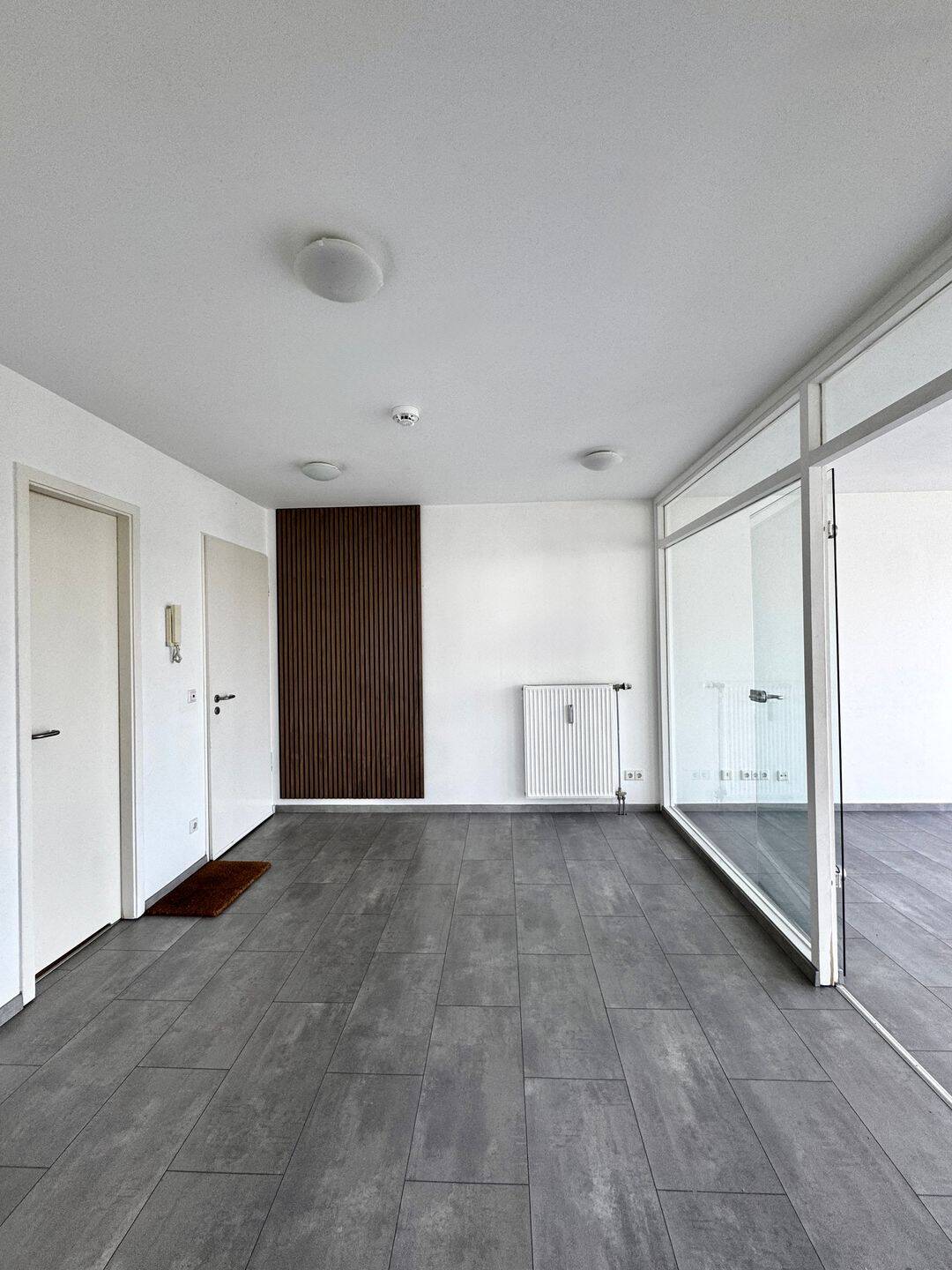 3-Zimmer, 104 m², lichtdurchflutet, zwei Balkone, TG-Stellplatz und bodentiefes Fensterpanorama – Berlin – Vorschaubild 4