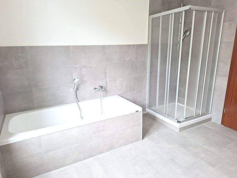 !! 4-Zimmer-Wohnung mit Parkett, Wanne und Dusche und Balkon !! – Chemnitz – Vorschaubild 4