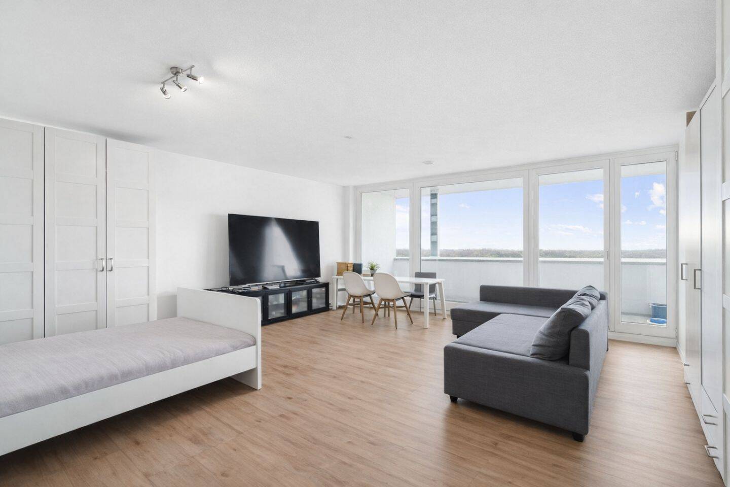 Solide vermietet mit Perspektive: Helle 3,5-Zimmer-Wohnung mit drei Loggien im Olympiadorf – München – Vorschaubild 3