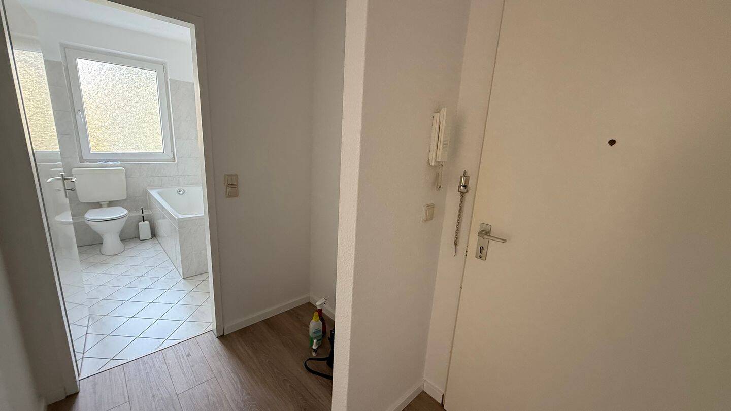 3. OG mit Lift - Süd-Balkon - NEUES Laminat - Lift + TG-Stellplatz – Chemnitz – Vorschaubild 4