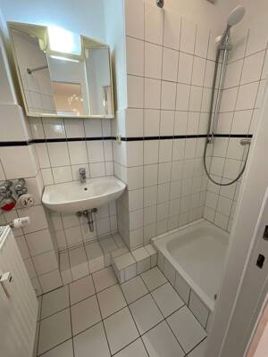 Frisch renovierte 2,5 Zimmer-Wohnung mit Duschbad und separatem WC – 23560 Lübeck – Vorschaubild 5