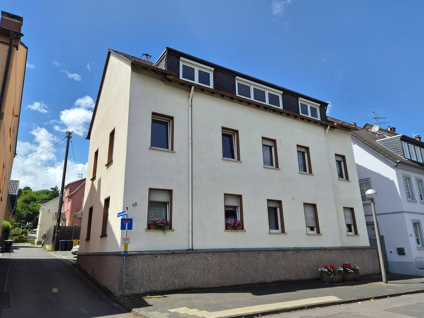 Klimatisierte, sanierte Dachgeschosswohnung in zentraler Lage