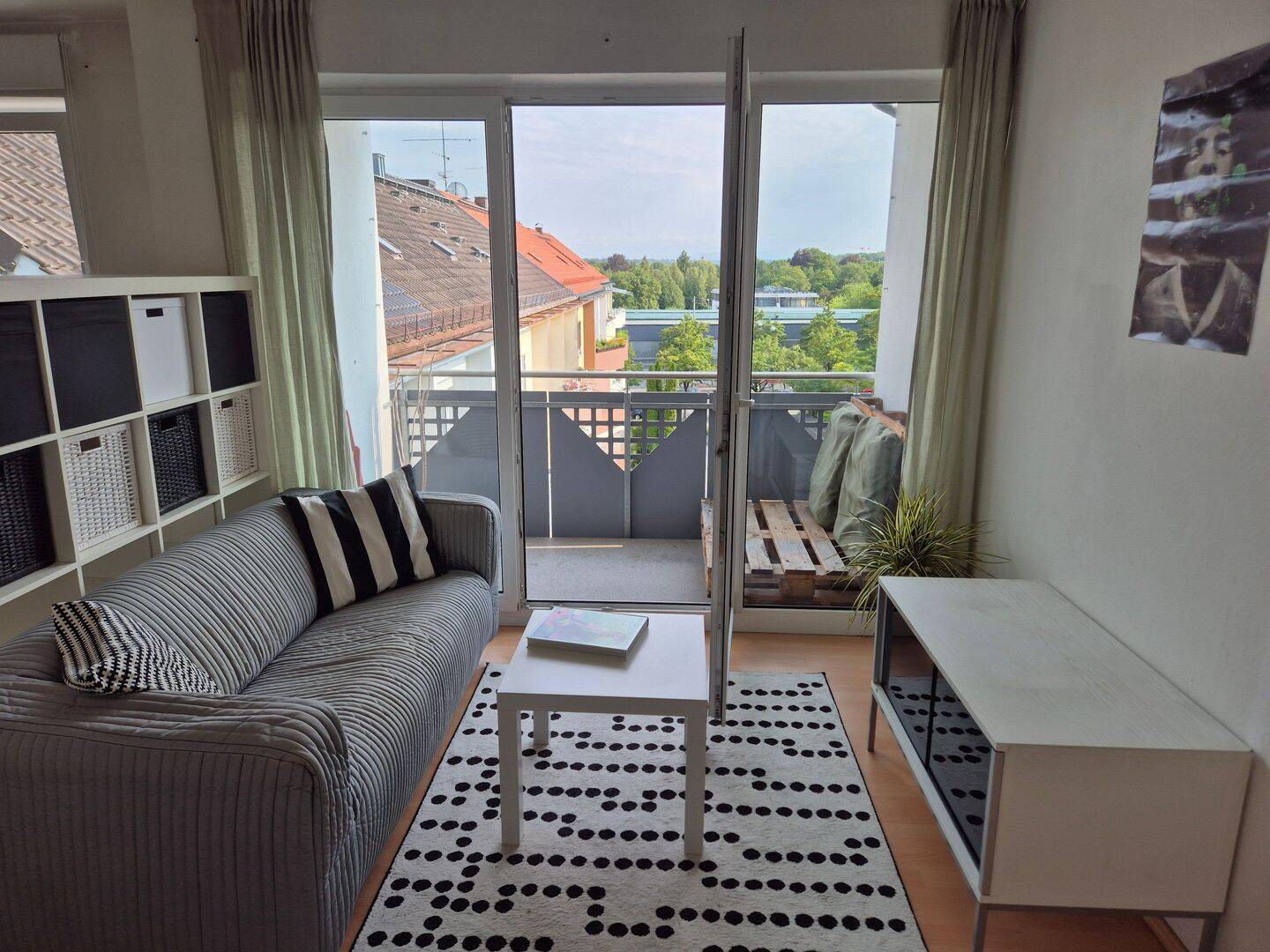 Apartment mit Balkon