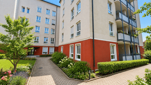Gemütliche 2-Zimmer-Wohnung mit Balkon, Aufzug und Tiefgaragenstellplatz in Dresden-Löbtau – 1159 Dresden – Vorschaubild 2