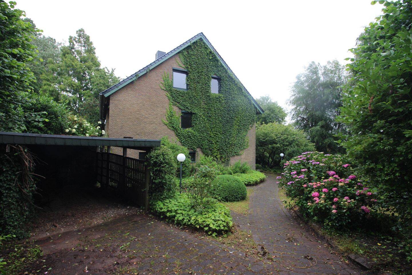 Großes Wohnhaus in Dorfrandlage mit Blick über Wiesen und Felder – Bergenhusen – Vorschaubild 2