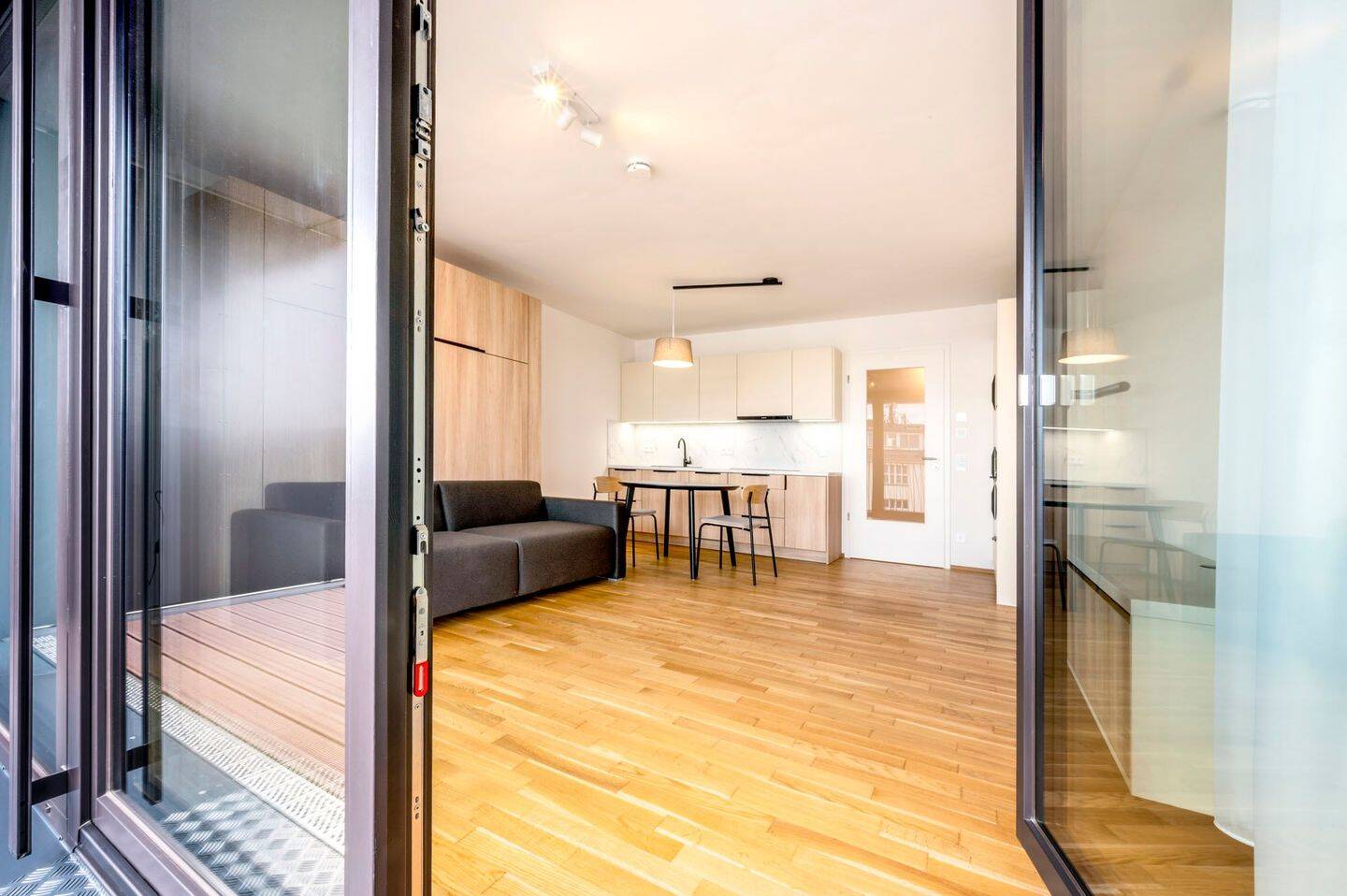 Möblierte Wohnung - 1-Zimmer Wohnung mit Loggia am Elbufer – Marina Garden – Dresden – Vorschaubild 3