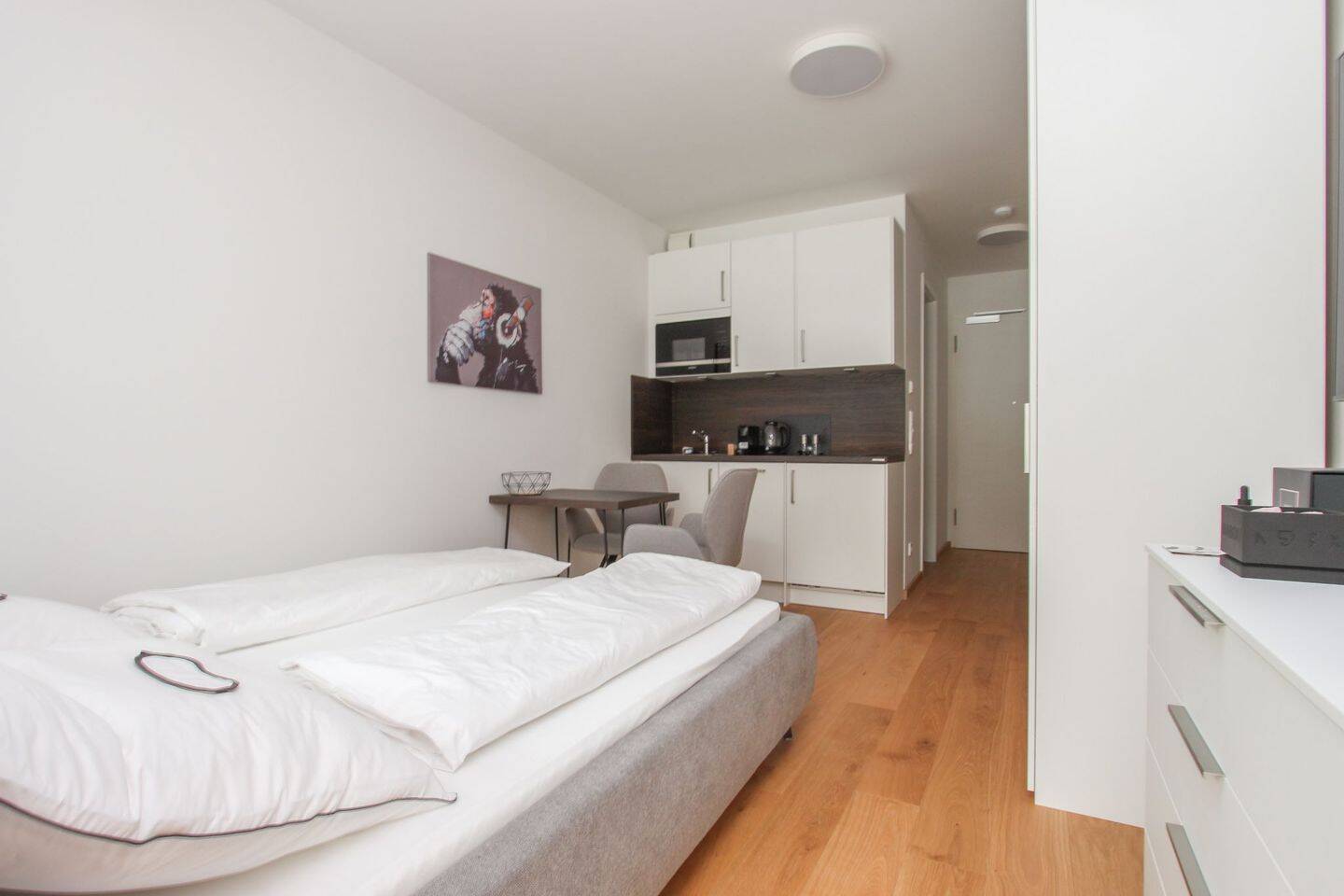 Praktisch möbliertes 1-Zimmer-Apartment mit Loggia – München – Vorschaubild 2