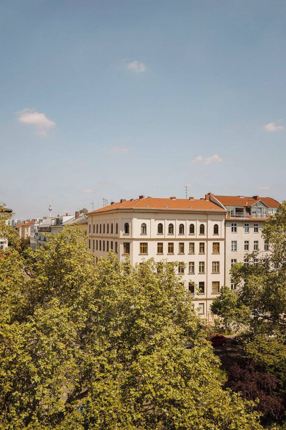 Altbauklassiker mit Enfilade, Dielen, Kachelöfen und weitem Blick über Kreuzberg – Berlin – Vorschaubild 3