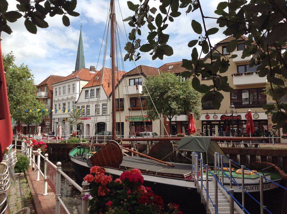Gemütliche 1-Zimmer-Dachgeschoss-Wohnung mit Balkon und Einbauküche in Buxtehude