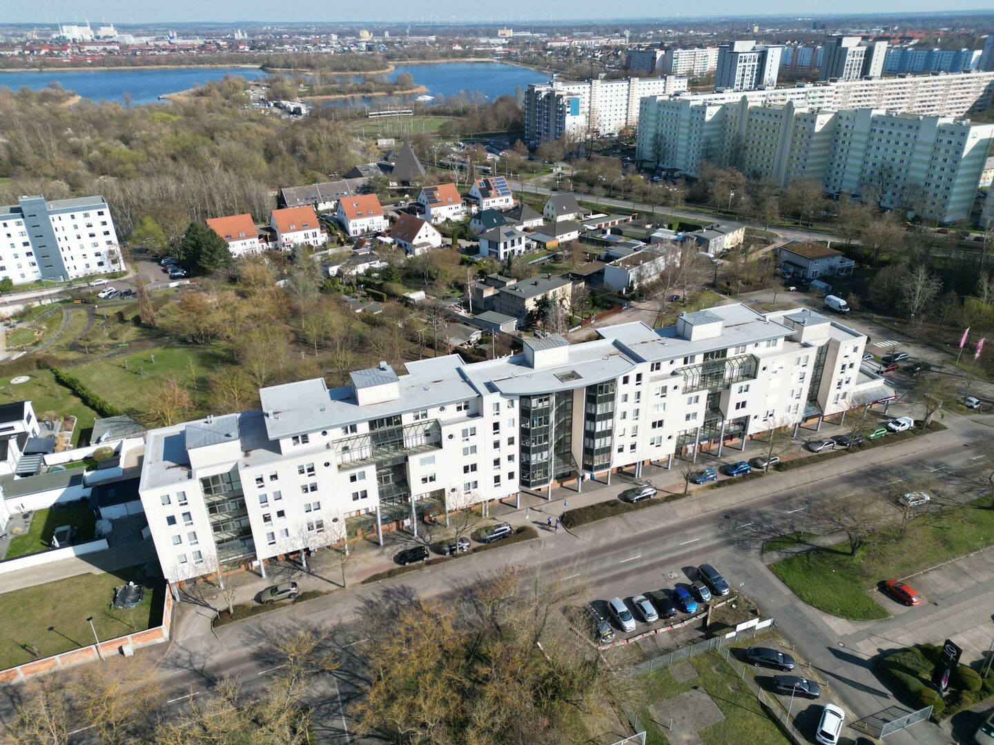 Attraktive Kapitalanlage in Magdeburg Vermietete 4-Zimmer-Maisonette mit Balkon Aufzug & Stellplätzen – Magdeburg – Vorschaubild 2