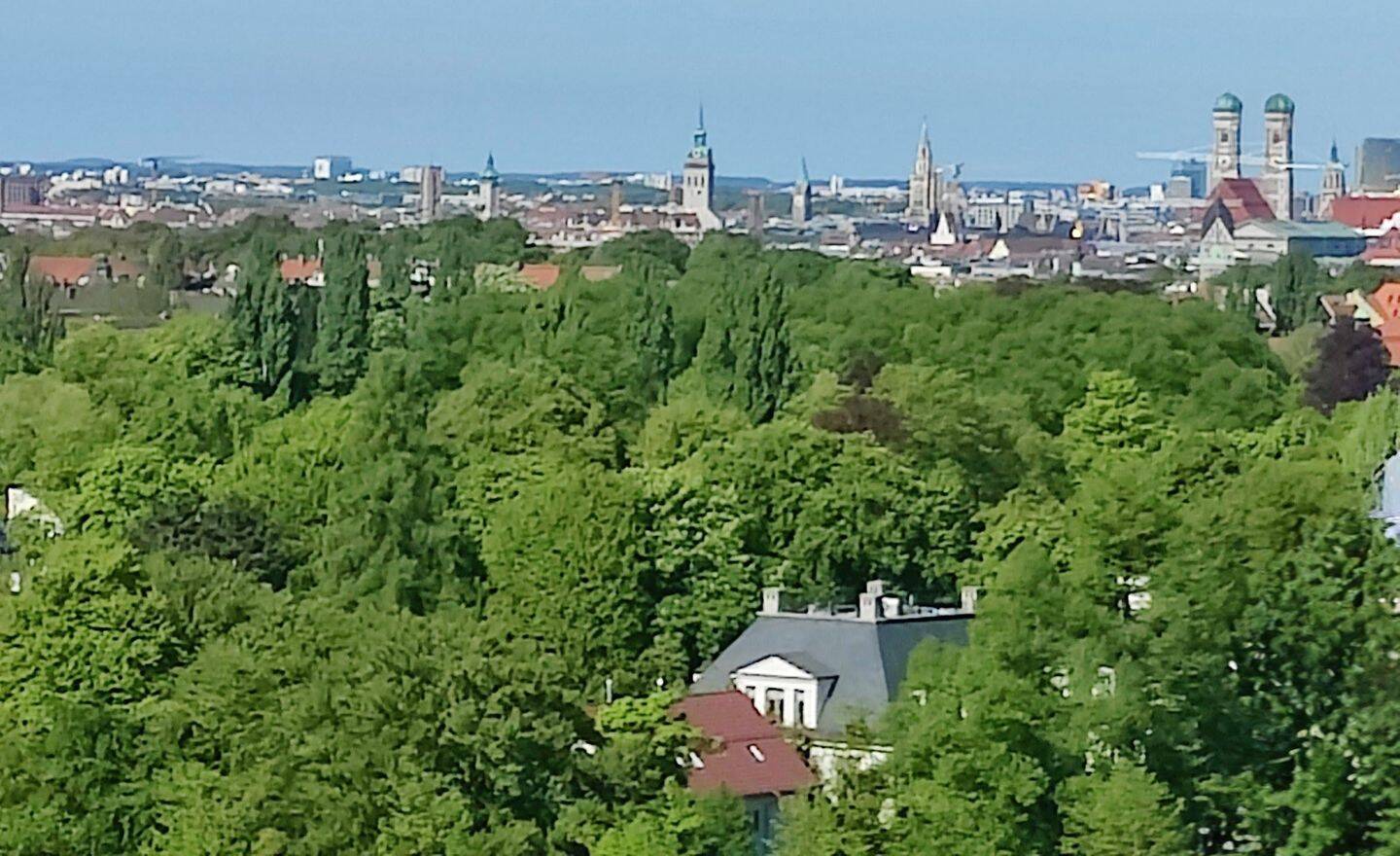 2-Zi-Rarität Bogenhausen: Penthouse-Feeling & Alpenblick v. priv.