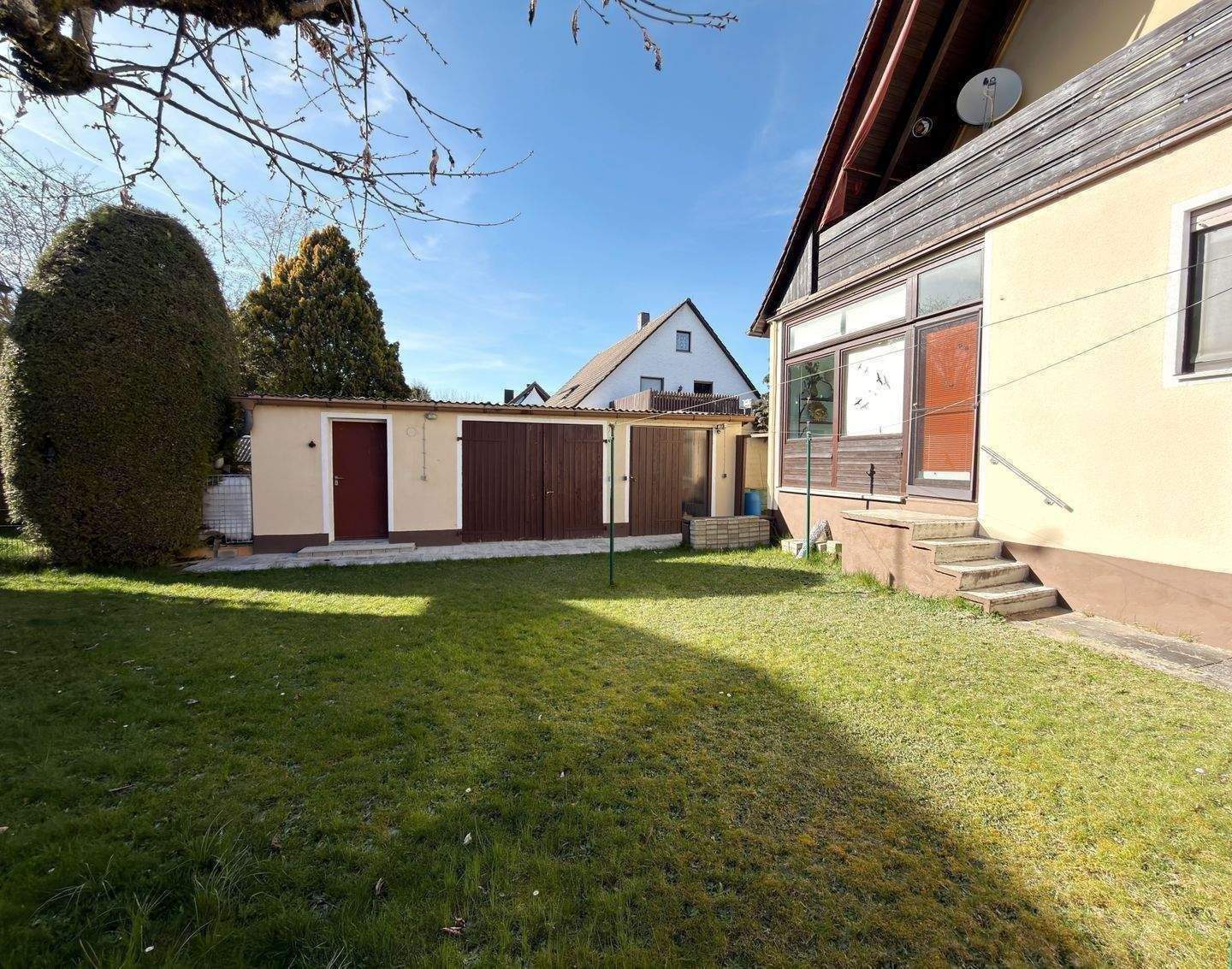 Ein Zuhause für die ganze Familie: Großzügiges Zweifamilienhaus mit schönem Grundstück, großem Balkon und zwei Garagen uvm. – Postbauer-Heng – Vorschaubild 2