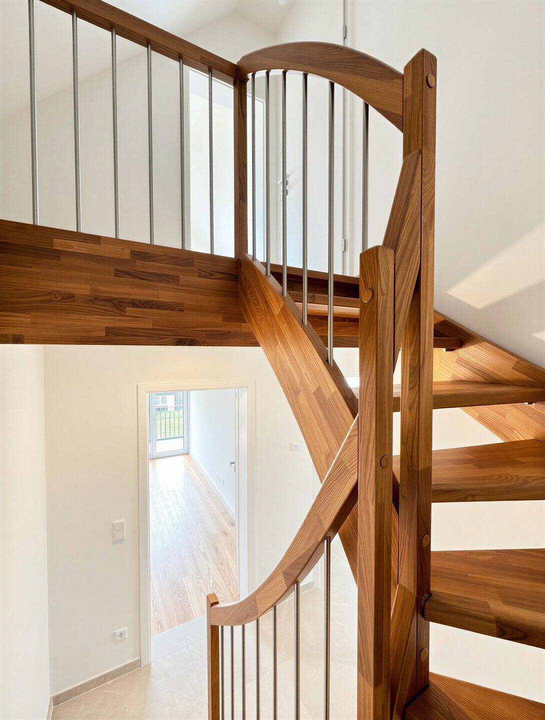 NEUBAU-DG-Wohnung über zwei Etagen mit sonniger Dachterrasse + Balkon – München – Vorschaubild 8
