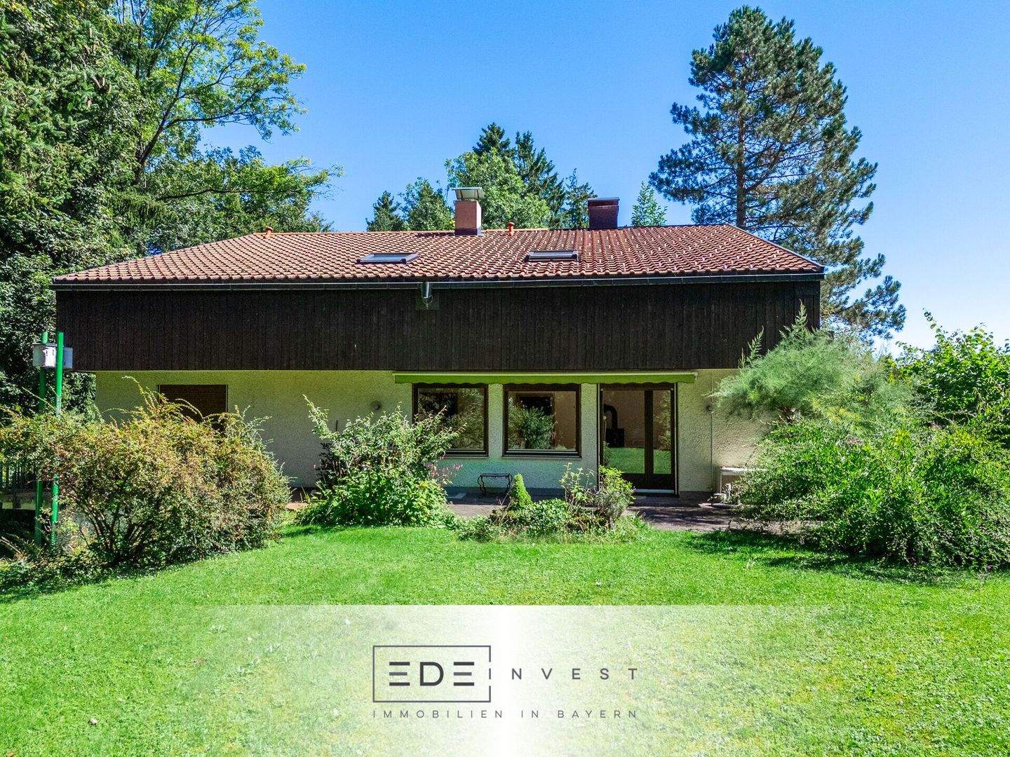 Rarität in Miesbach: Architektenhaus mit Waldfläche & viel Privatsphäre – Miesbach – Bild 1 von 9