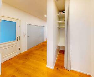 Highlight: Wohnen, wie Sie es sich wünschen - 4,5-Zi.-Wohnung mit Kamin, Balkon & Stil in Top-Lage – 70180 Stuttgart – Vorschaubild 2