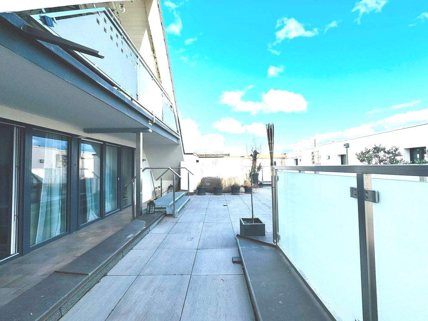 Helle 4 Zimmer Wohnung mit 2 Balkonen, großer Dachterrasse (60 qm), exklusivem Badezimmer mit Eckbadewanne und Stellplatz mit Anschluß für E Auto – Fürth – Vorschaubild 6