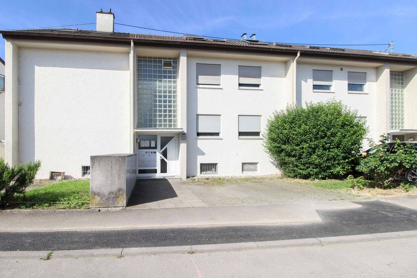 Klein, fein und voller Komfort - charmante Dachgeschosswohnung mit Balkon, Klimaanlage & Stellplatz