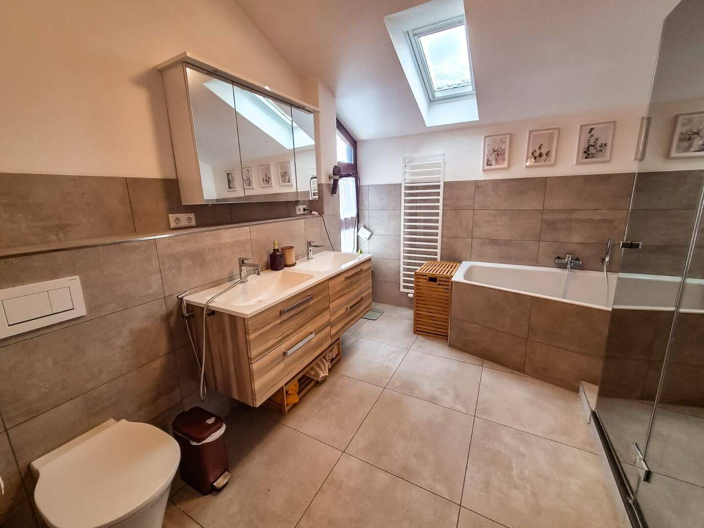 Renovierte Doppelhaushälfte mit neuem Garten, Kamin & Garage in Reutlingen-Altenburg – Reutlingen – Vorschaubild 4