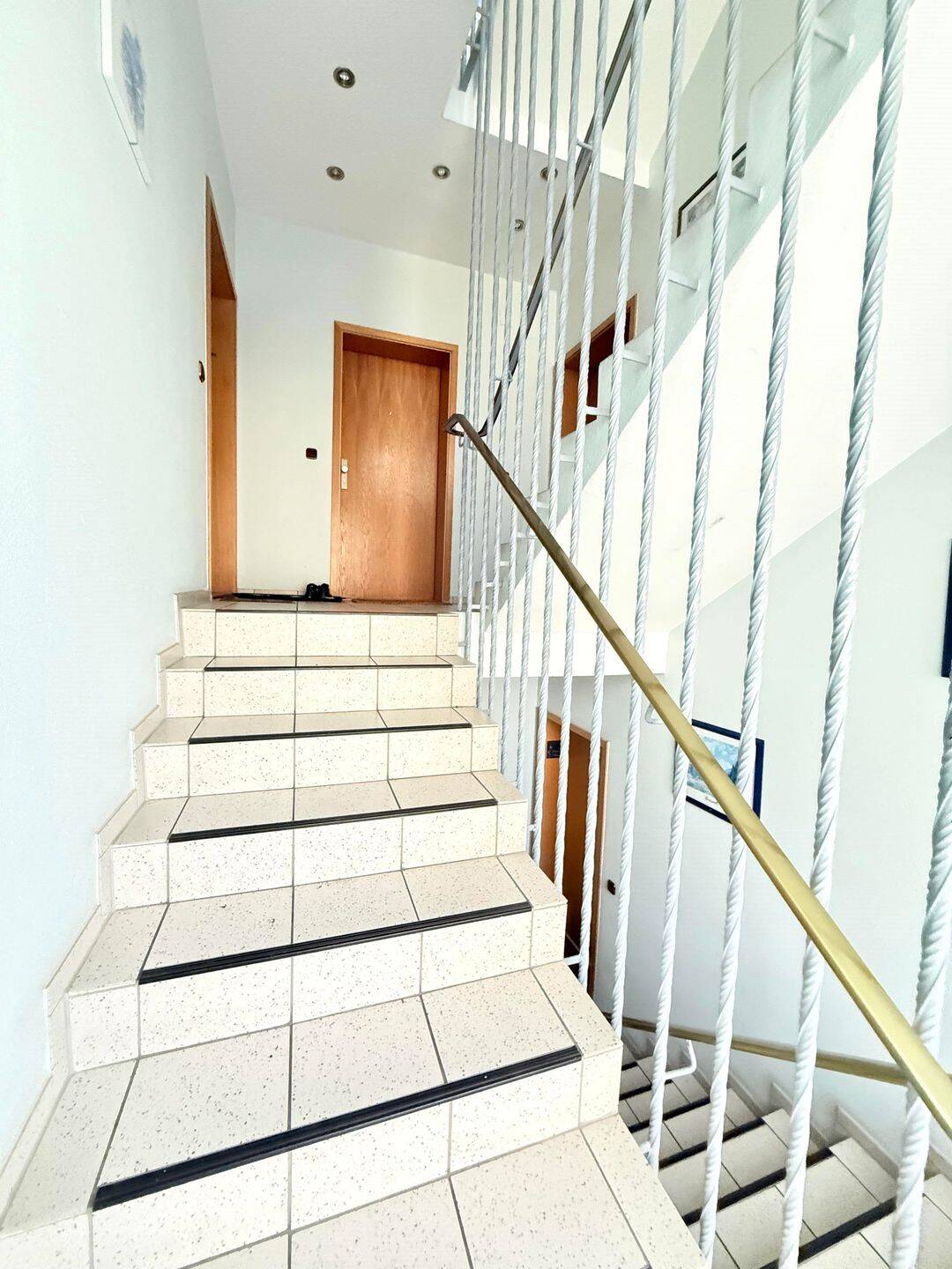 Schicke Dachgeschosswohnung in offener Bauweise mit 2 Zimmern und offener Küche in Hannover-Ahlem – Hannover – Vorschaubild 5