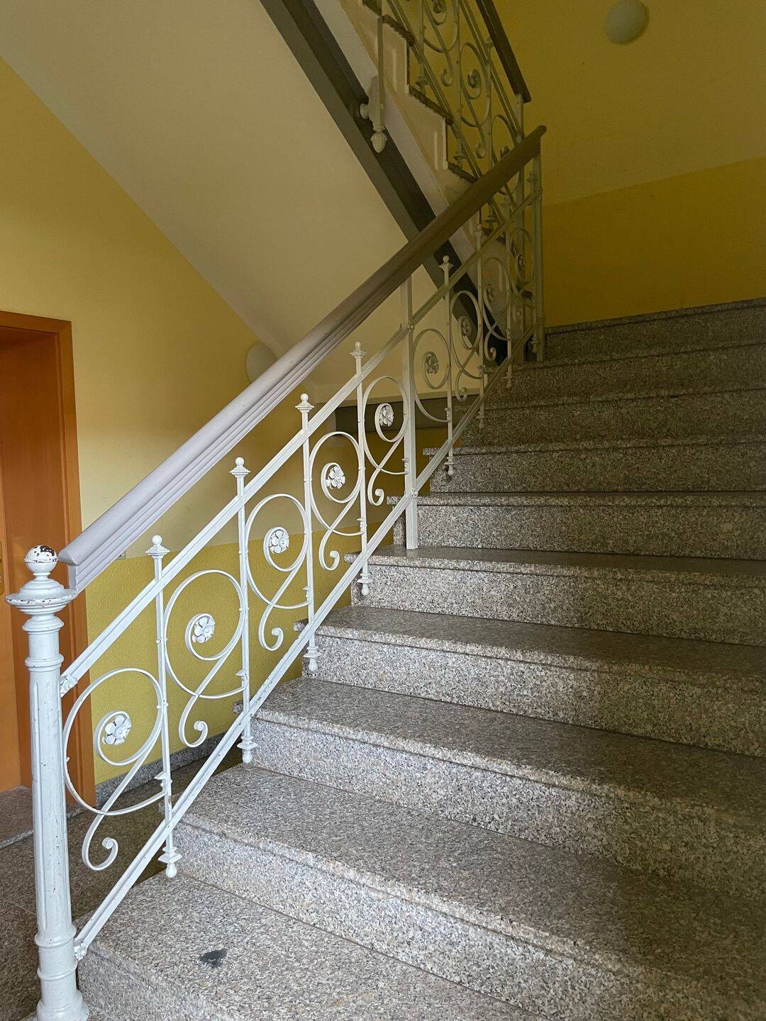 Großzügige 4-Raum-Wohnung (WG-geeignet) mit Balkon in Innenhof, Badezimmer, Abstellraum und Keller – Chemnitz – Vorschaubild 5