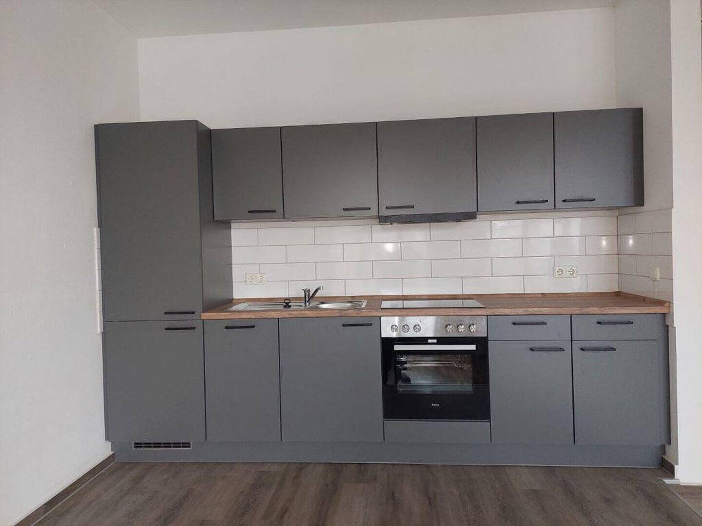 Großzüge Loftwohnung mit neuer Einbauküche und Balkon