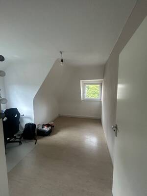 Gut-gelegenes WG Zimmer in großer 2er WG. Frei ab November