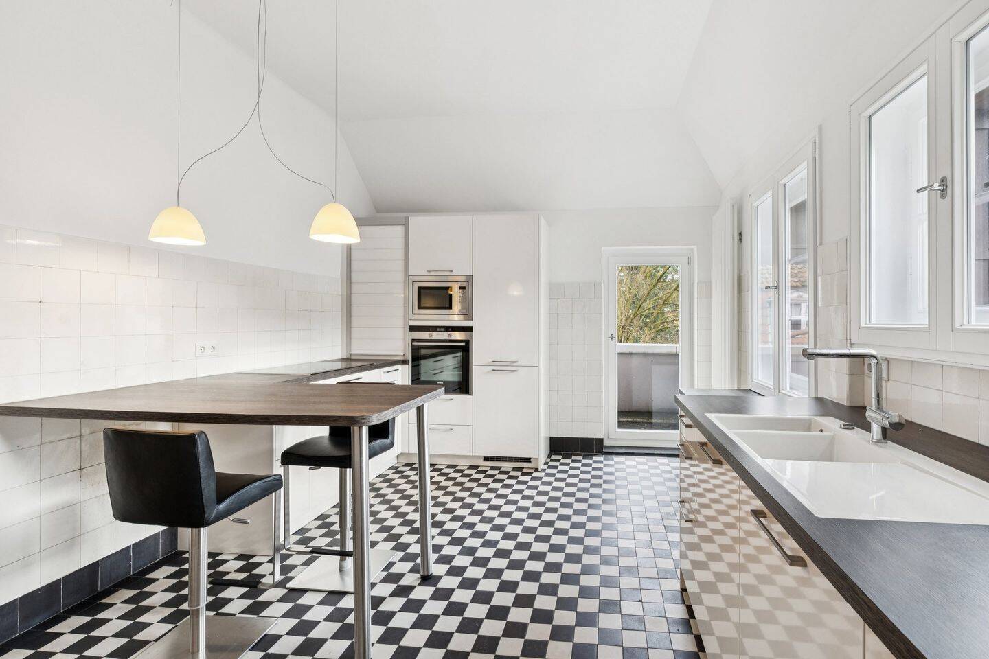 Exklusives Dachgeschossjuwel mit zwei Balkone in herrschaftlicher Villa – Hannover – Vorschaubild 3