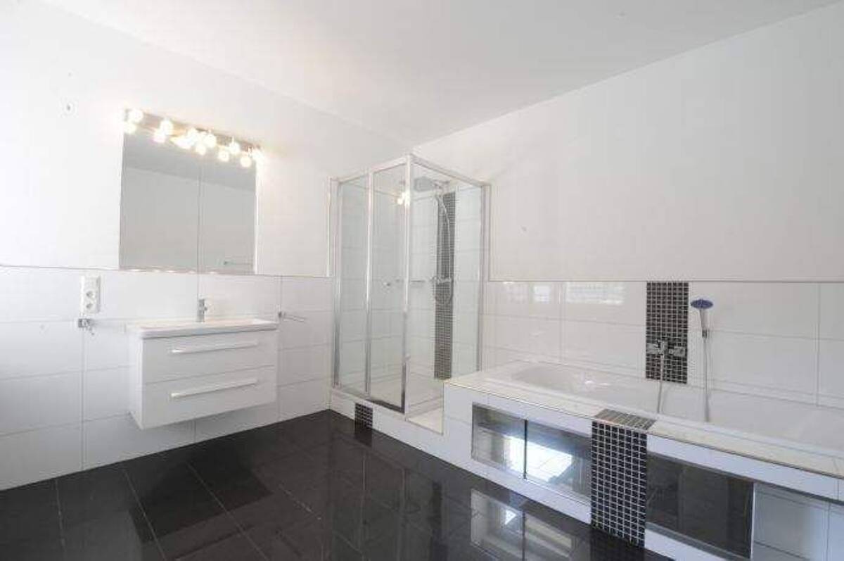 Wunderschöne 2-Zimmer Wohnung, Altbau - top saniert, modernes, großes Bad, sonniger Südwestbalkon, zentral, ruhig – 45219 Essen – Bild 1 von 9