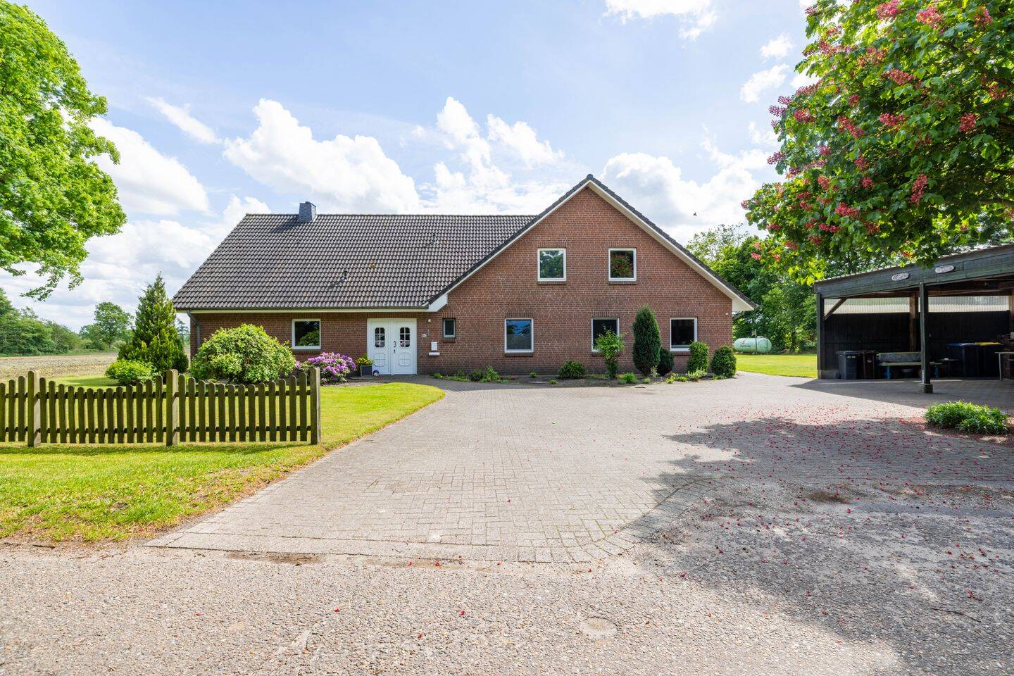 Familienhaus plus Einliegerwohnung auf Traumgrundstück mit 2.354 m² Größe in Hohn – Hohn – Vorschaubild 3