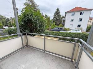 NEU - Hochwertig renovierte Wohnung mit Balkon in ruhiger, grüner Lage – 1279 Dresden – Vorschaubild 6