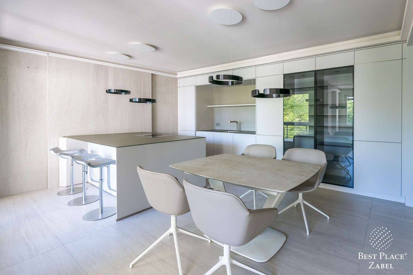 Architektonisch kuratiert: Luxuswohnung mit Loggia nahe Viktoria-Luise-Platz