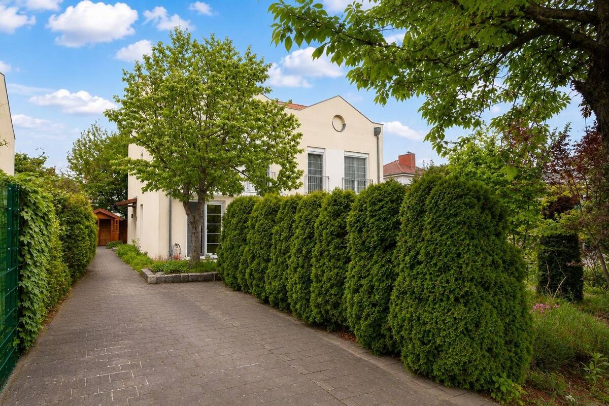 Familienfreundliche Doppelhaushälfte in Berlin-Tegel | 5-6 Zimmer | Garten & 2 Stellplätze – 13507 Berlin – Bild 1 von 9