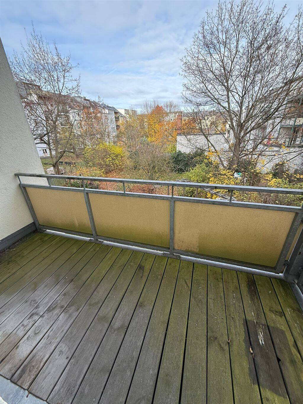 Großzügige 2-Zimmer mit neuem Laminat, Dusche und Balkon in ruhiger Lage!