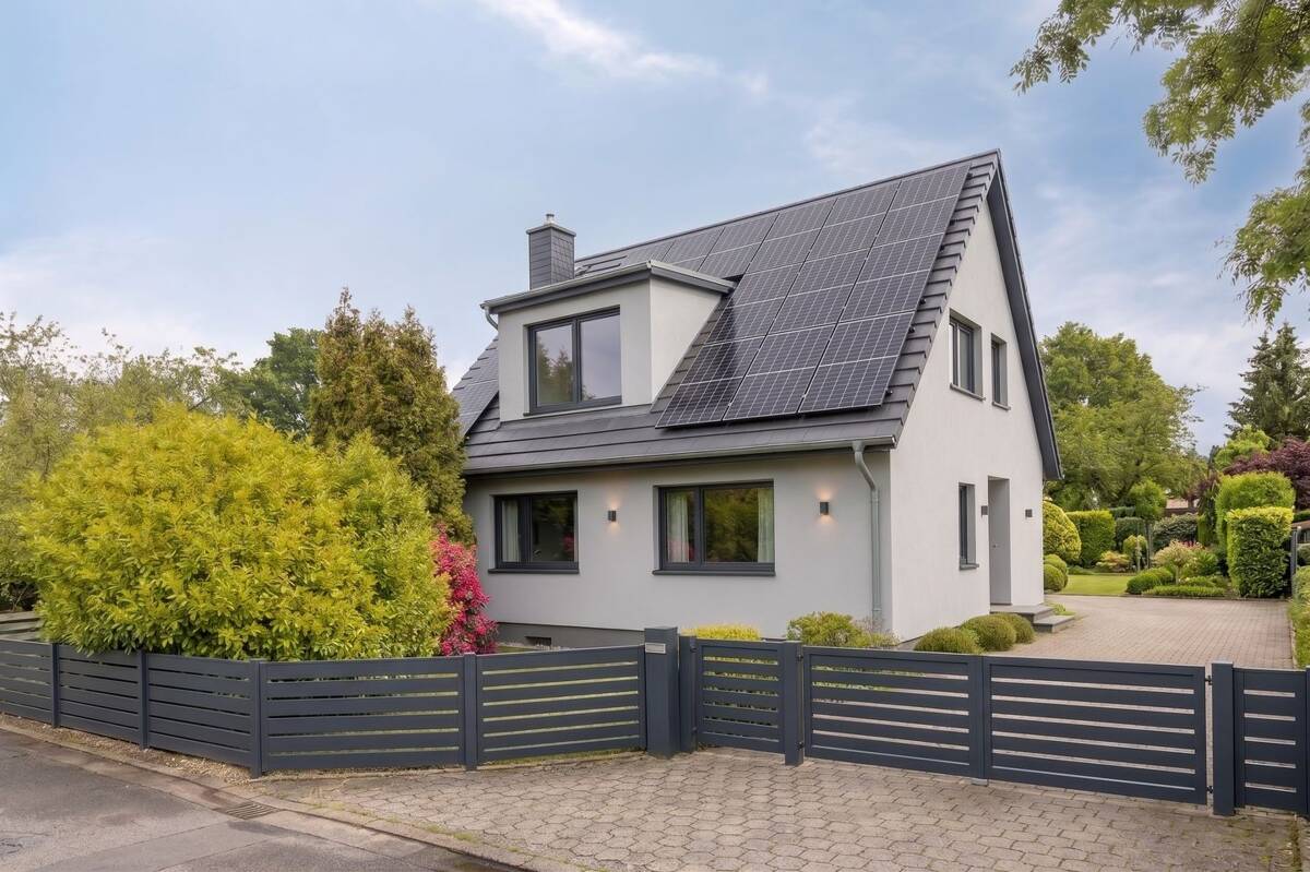 Naturidylle trifft XXL-Freiraum: Einfamilienhaus mit riesiger Hobbyhalle in Krefeld-Verberg! – 47802 Krefeld – Bild 1 von 9