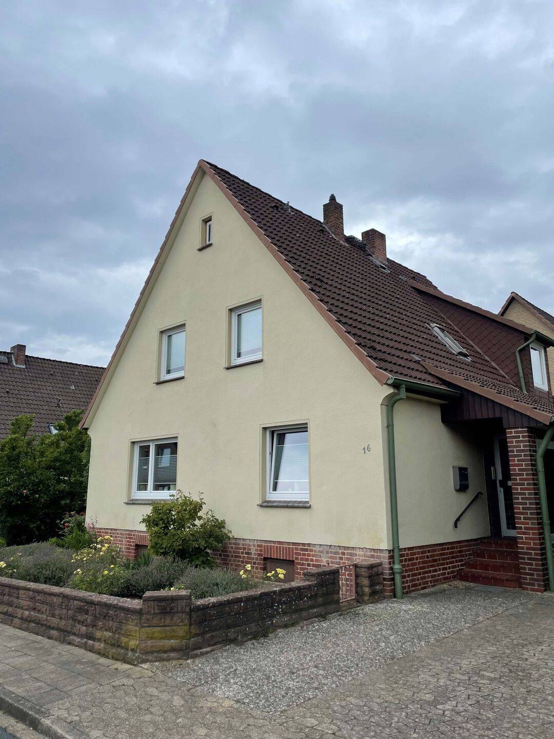 Doppelhaushälfte mit 6 Zimmern und Gartenanteil