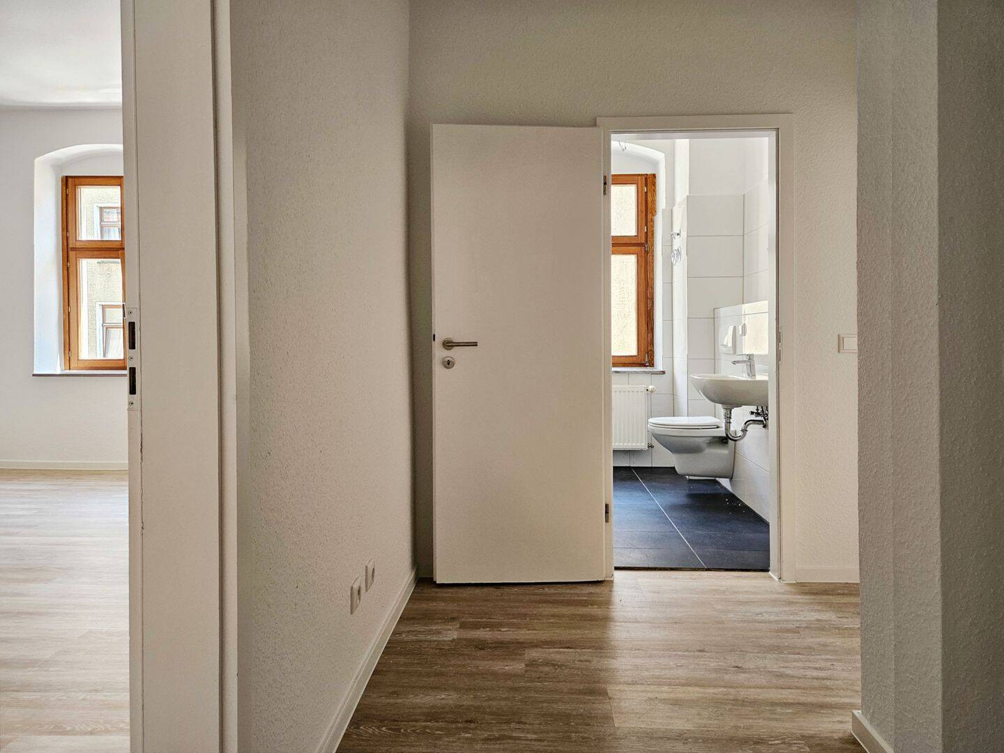 Mit Video: Frisch saniert - 2 Zimmer mit Tageslichtbad und Einbauküche! – Magdeburg – Vorschaubild 2