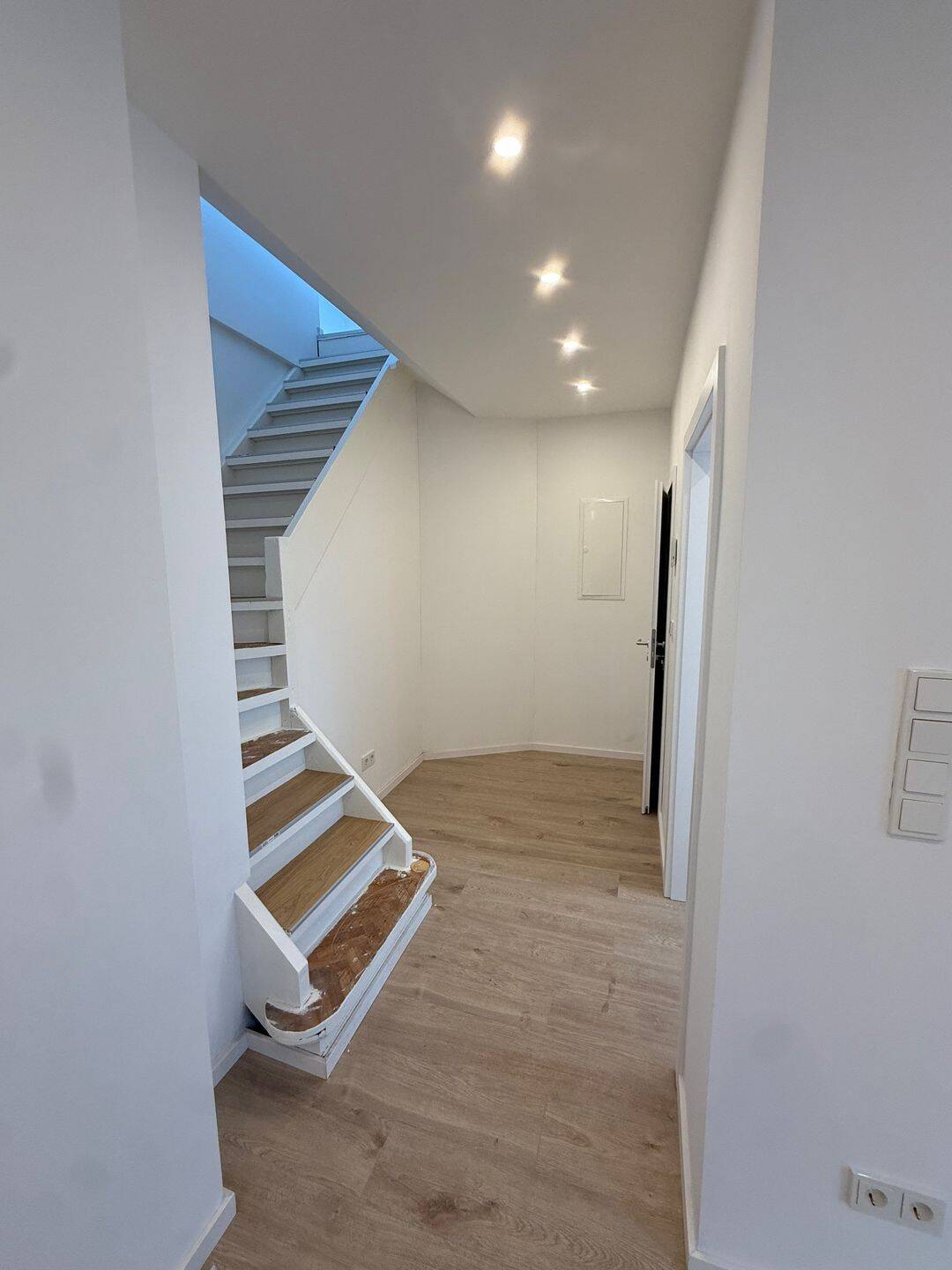 ERSTBEZUG ! Helle & frisch renoviere 3 ZKB Maisonette- Wohnung in 66121 Saarbrücken – Saarbrücken – Vorschaubild 5