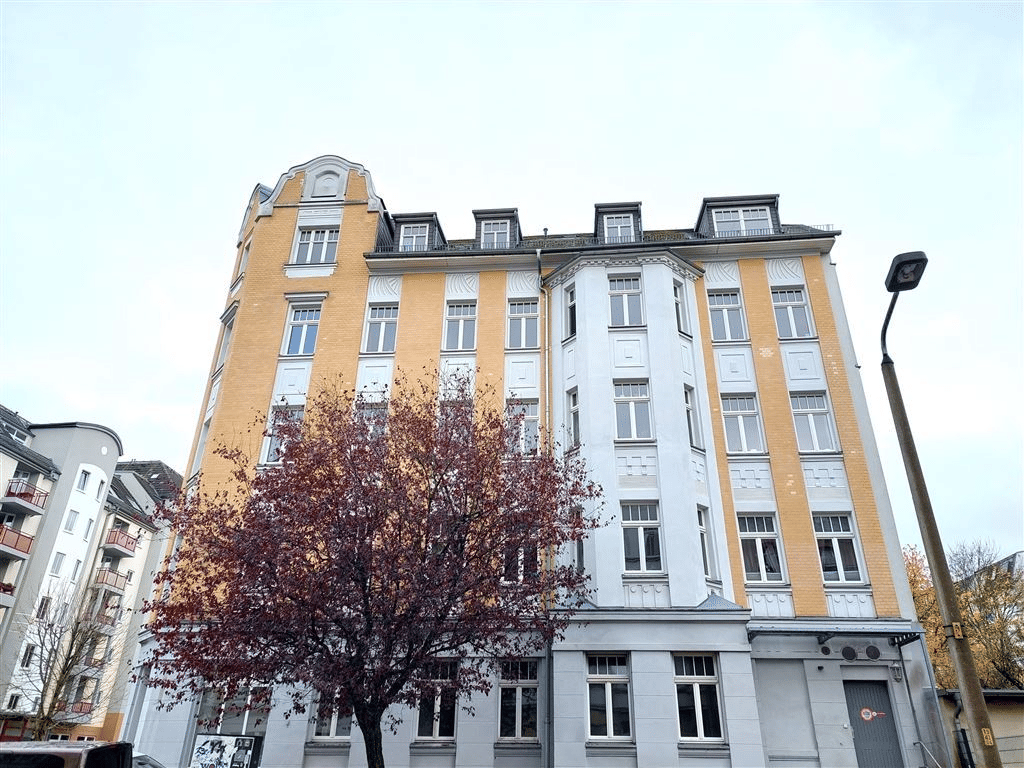 Ruhig und gepflegt - große 2-Raum Wohnung mit Balkon und Tageslichtbad auf dem Kaßberg - Einbauküche auf Wunsch
