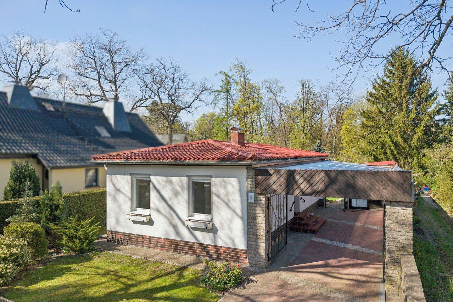 Kleines Haus ganz groß - gepflegter Bungalow am Wald mit S-Bahn-Anbindung